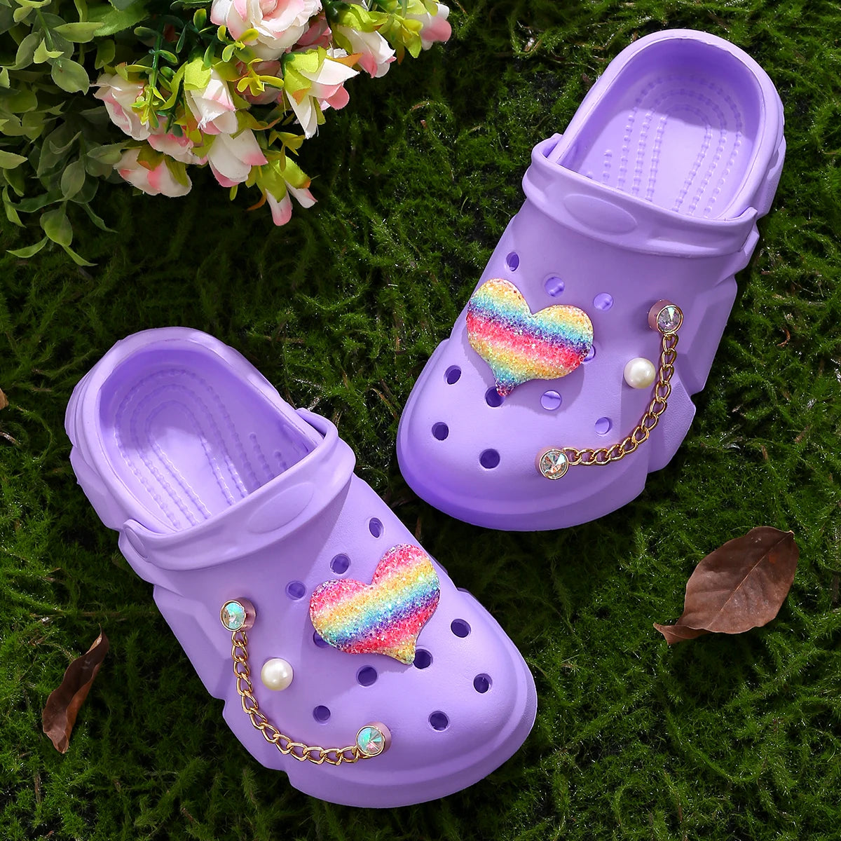 Casual girls clogs with heart decorations, quick-drying, lightweight and non-slip clogs, suitable for indoor and outdoor showers