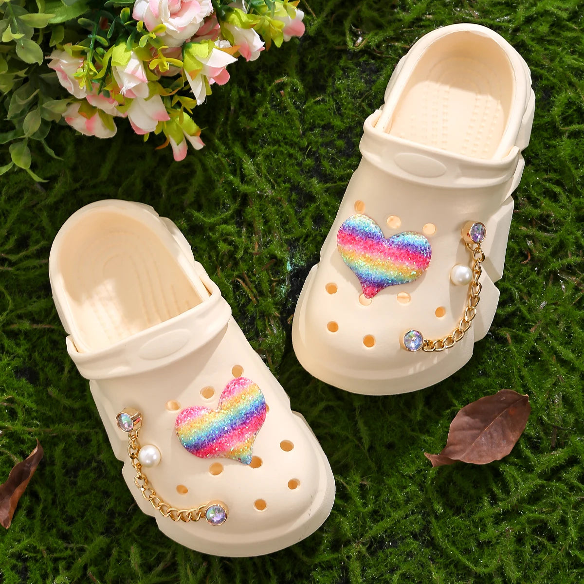 Casual girls clogs with heart decorations, quick-drying, lightweight and non-slip clogs, suitable for indoor and outdoor showers