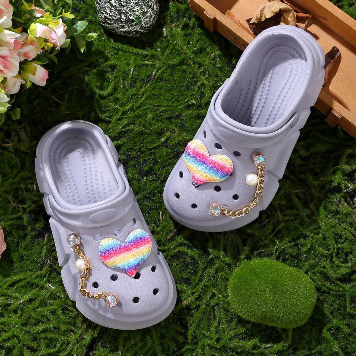 Casual girls clogs with heart decorations, quick-drying, lightweight and non-slip clogs, suitable for indoor and outdoor showers