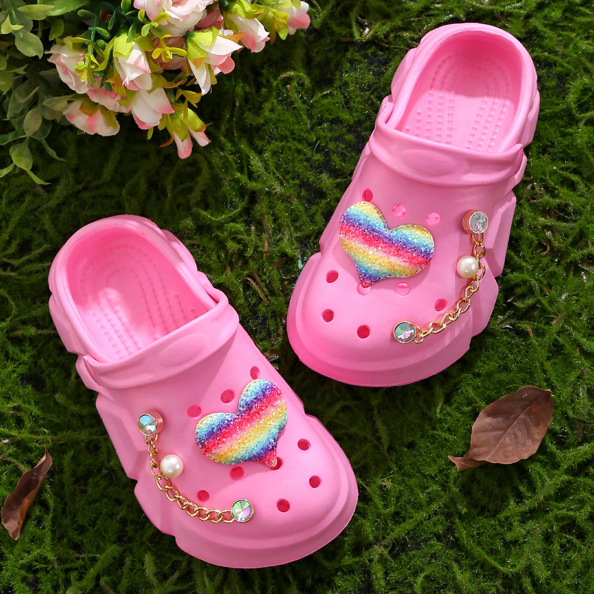 Casual girls clogs with heart decorations, quick-drying, lightweight and non-slip clogs, suitable for indoor and outdoor showers