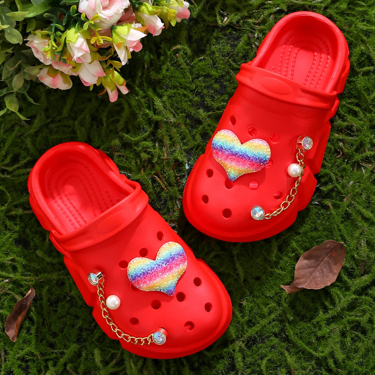 Casual girls clogs with heart decorations, quick-drying, lightweight and non-slip clogs, suitable for indoor and outdoor showers